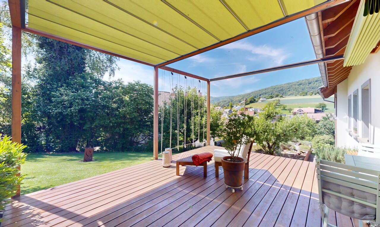 terrasse mit from property, deck, rasen, und day time