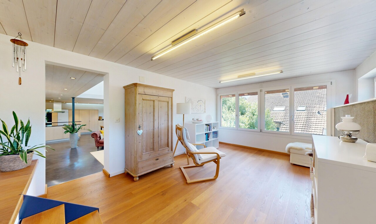 wohnzimmer mit inside property, holzdecke, wood ceiling, natürliches licht, und natural light