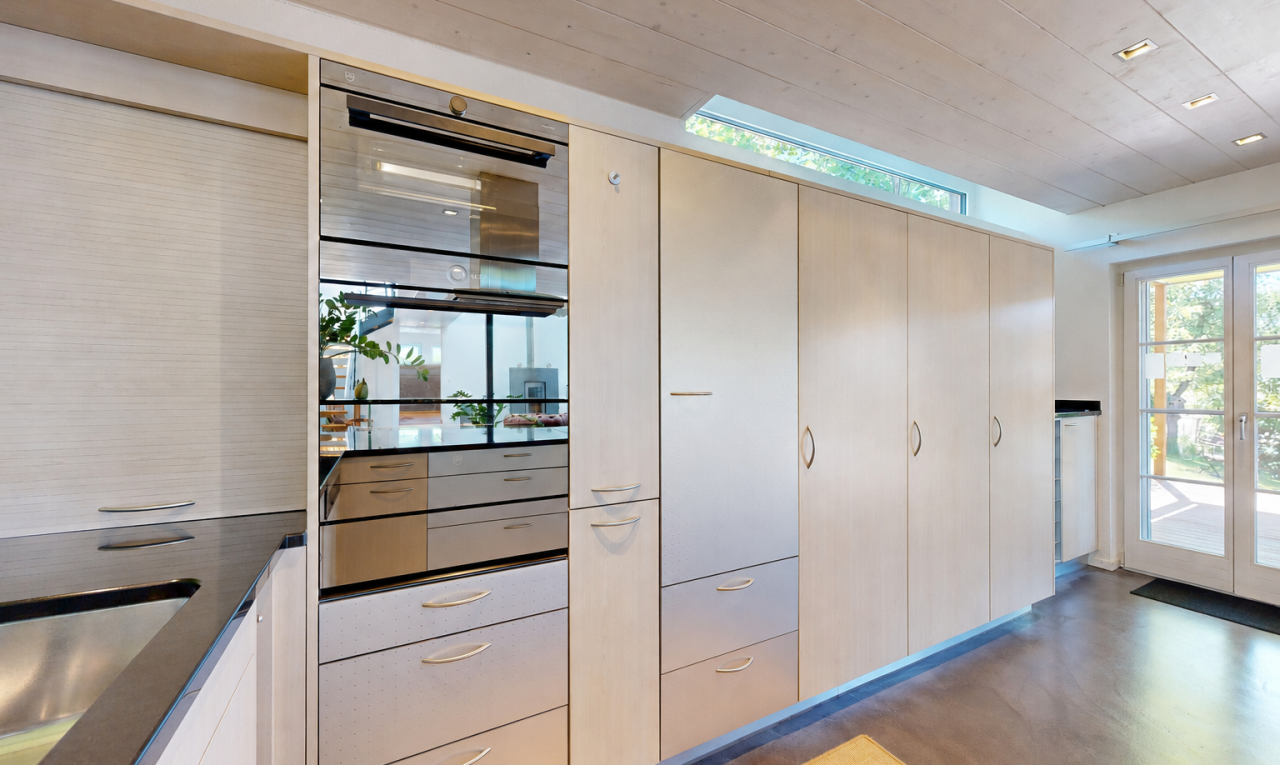 küche mit dark countertops, natürliches licht, natural light, betonboden, und concrete floor