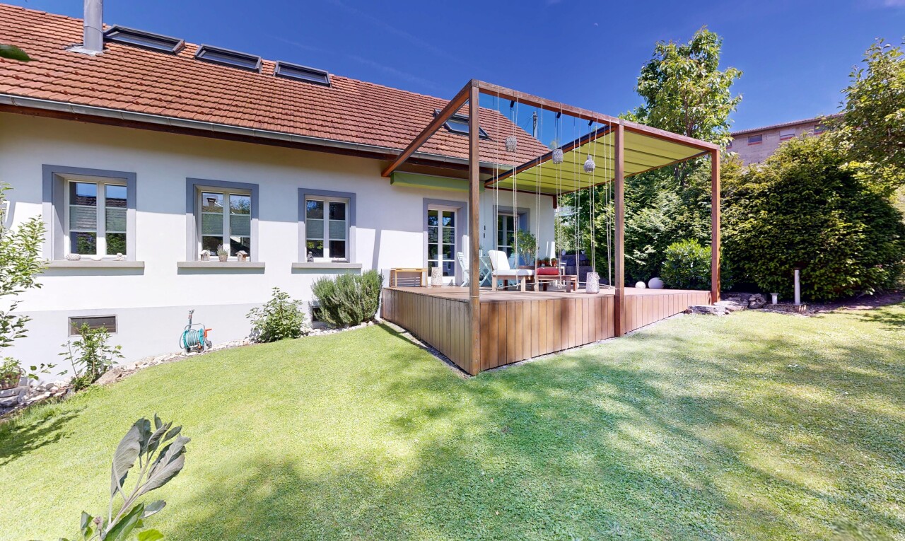 außenansicht mit property visible, deck, rasen, day time, und stuckverkleidung