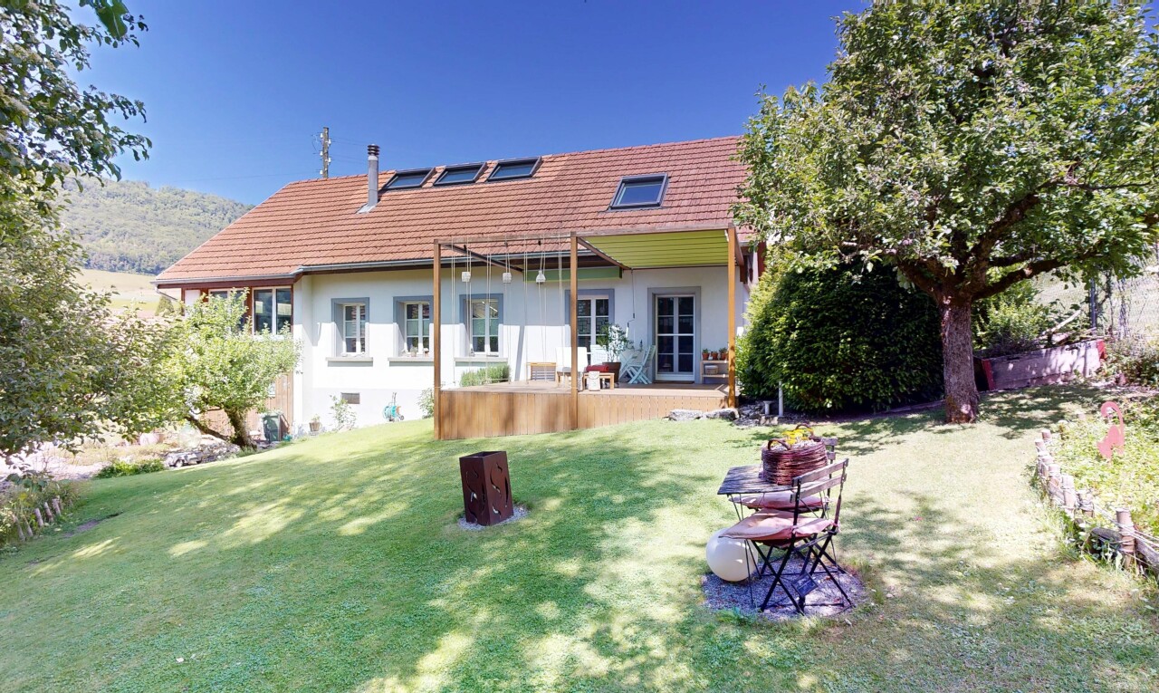 außenansicht mit deck, from property, day time, und rasen