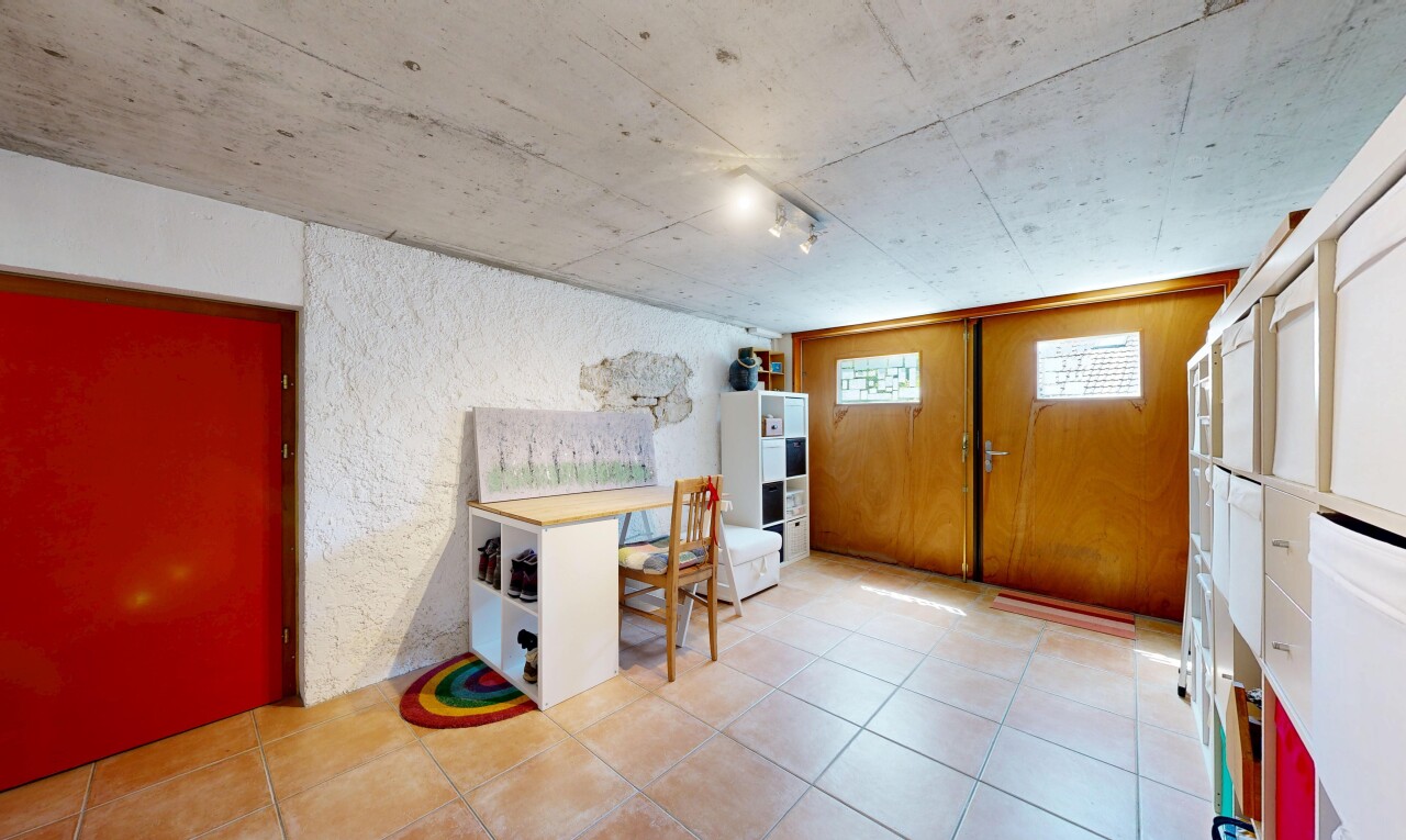 esszimmer mit natural light, natürliches licht, light floor, inside property, und concrete ceiling