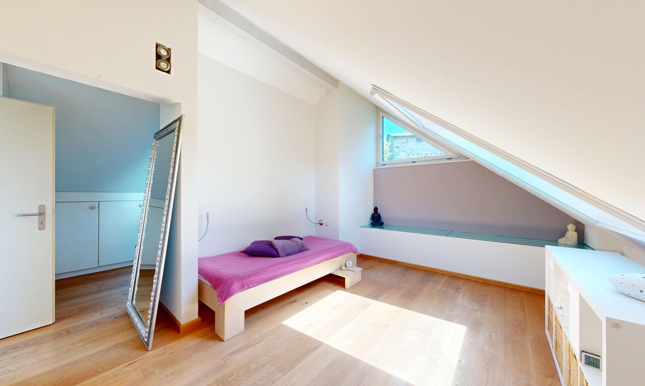 zimmer / schlafzimmer mit holzfußboden, wood finish floor, dachschräge, vaulted ceiling, und gipskartonwand