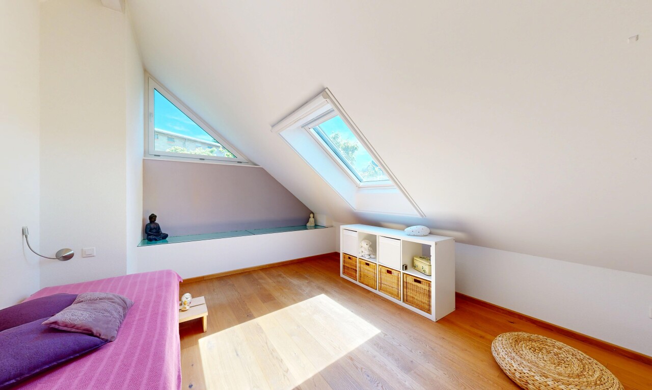 zimmer / schlafzimmer mit dachfenster, drywall, gipskartonwand, zusätzliches zimmer, und inside property