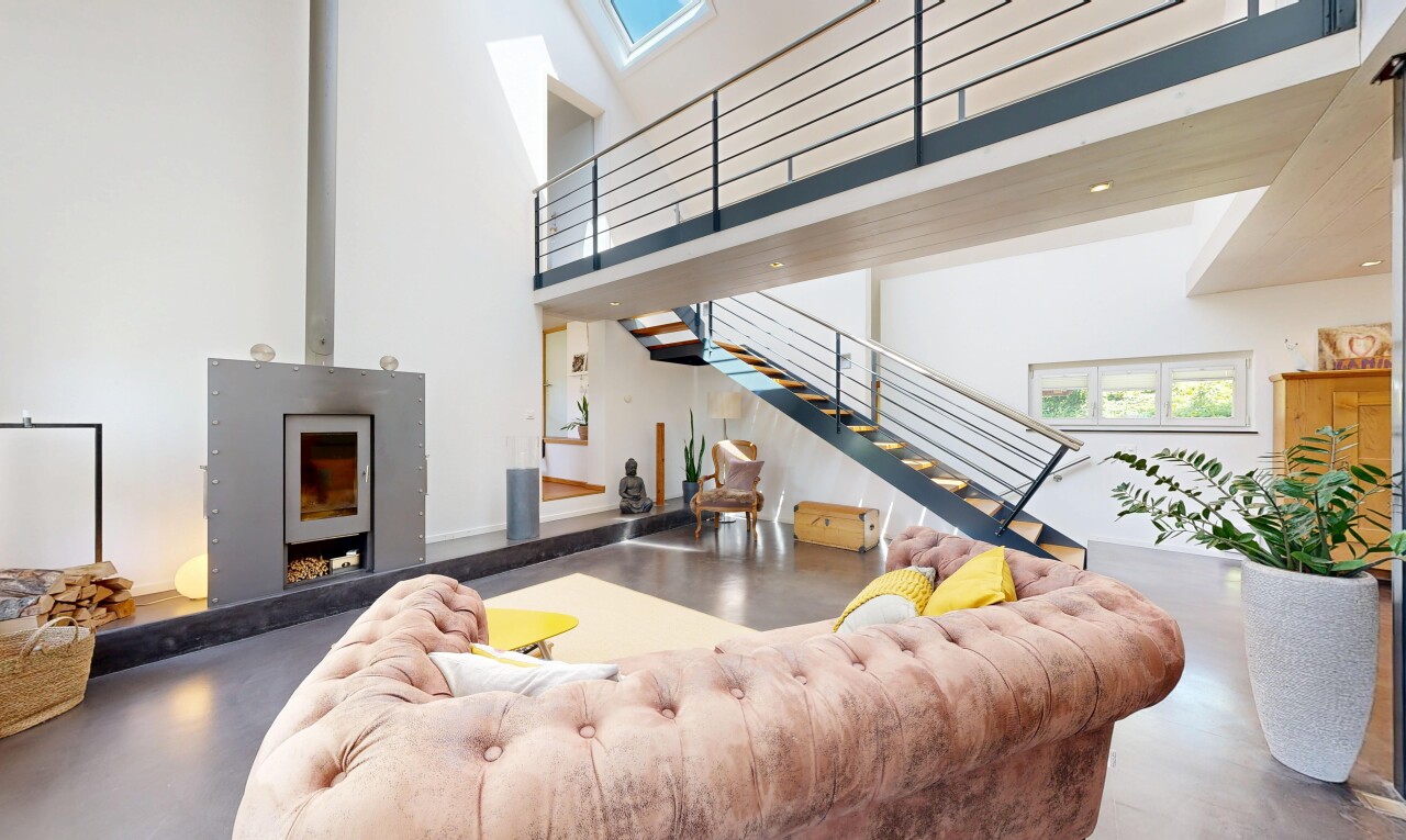 wohnzimmer mit hohe decke, high ceiling, gipskartonwand, drywall, und treppen
