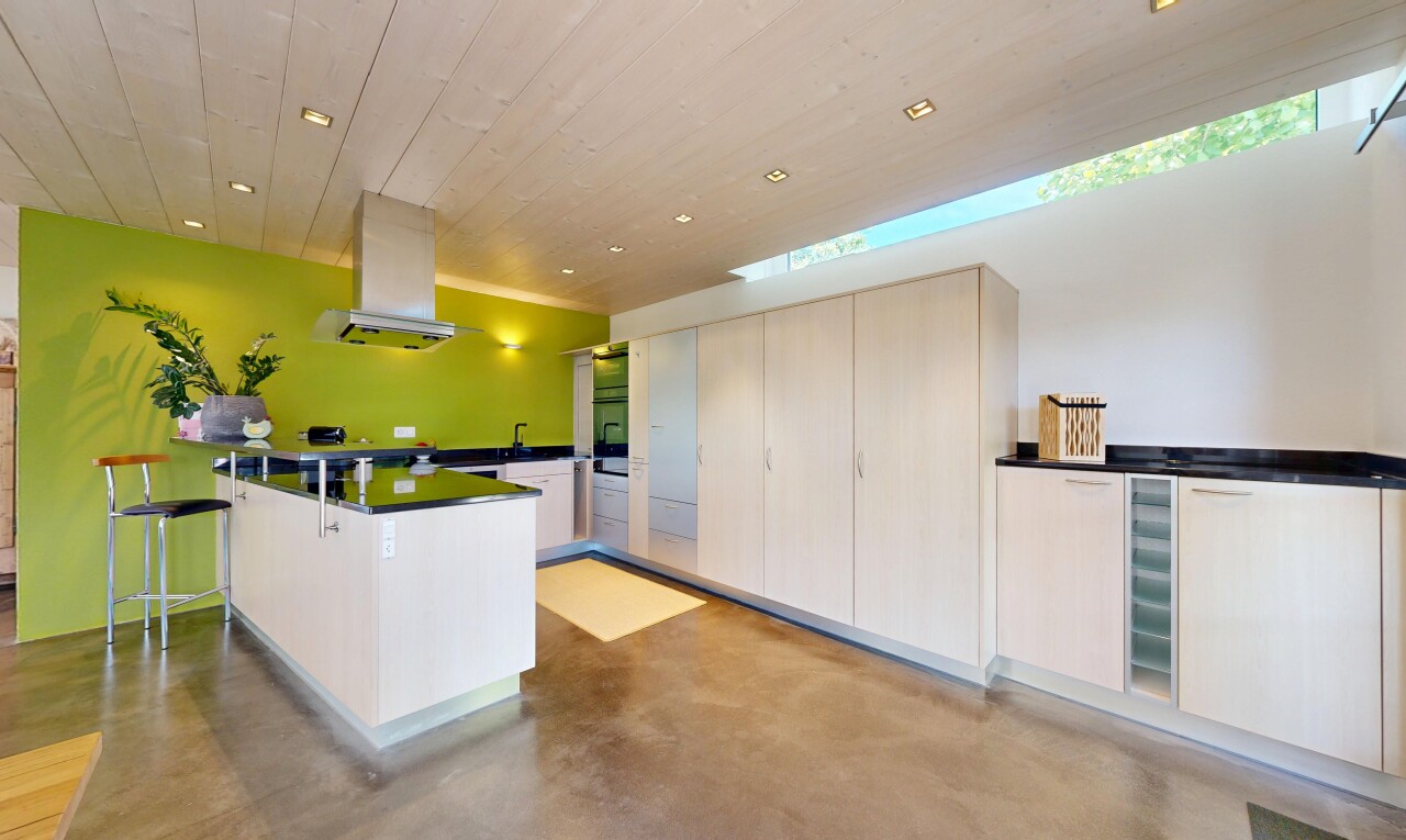 küche mit dark countertops, arbeitsplatten, drywall, gipskartonwand, und kitchen peninsula
