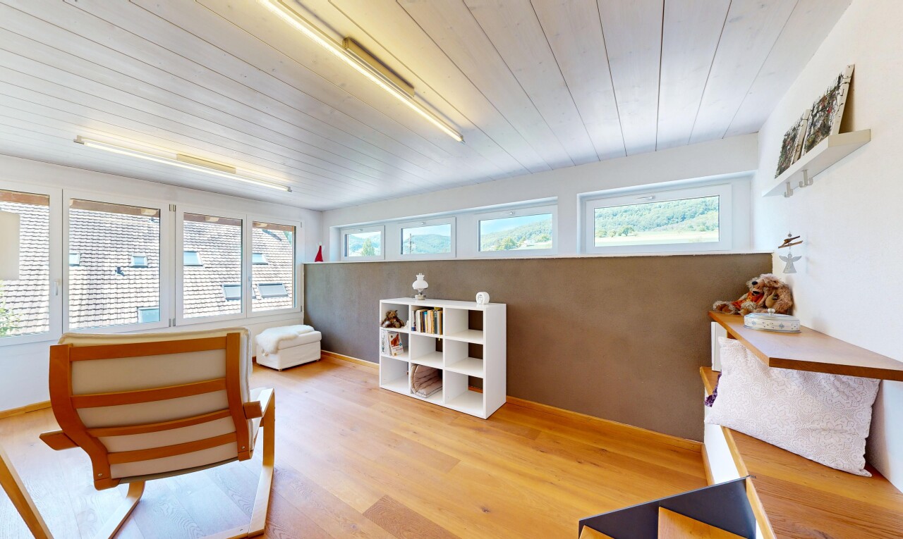 büro mit wood ceiling, holzdecke, inside property, natural light, und natürliches licht