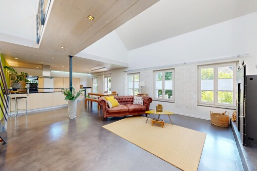 wohnzimmer mit finished concrete floor, betonboden, concrete floor, inside property, und gipskartonwand