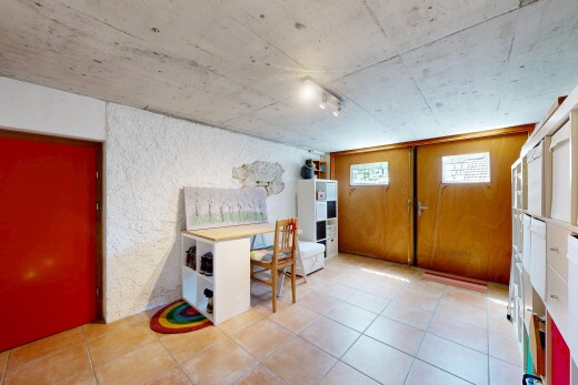 esszimmer mit natural light, natürliches licht, light floor, inside property, und concrete ceiling