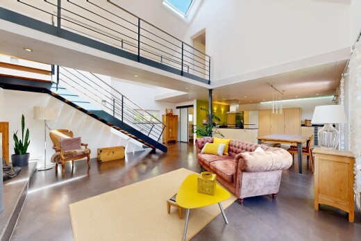 rezeption / lobby mit treppen, finished concrete floor, concrete floor, inside property, und drywall