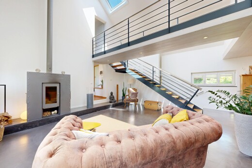 wohnzimmer mit hohe decke, high ceiling, gipskartonwand, drywall, und treppen