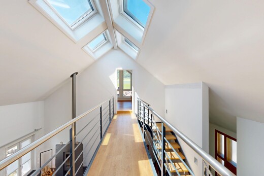 treppe mit natürliches licht, natural light, holzfußboden, wood finish floor, und inside property