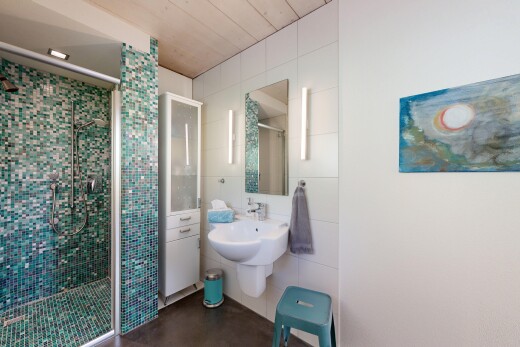 bad mit dusche, spiegel, komplettes badezimmer, tile wall, und fliesenwand