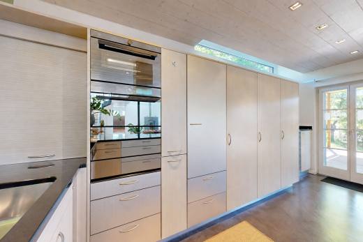 küche mit dark countertops, natürliches licht, natural light, betonboden, und concrete floor