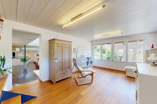 wohnzimmer mit inside property, holzdecke, wood ceiling, natürliches licht, und natural light
