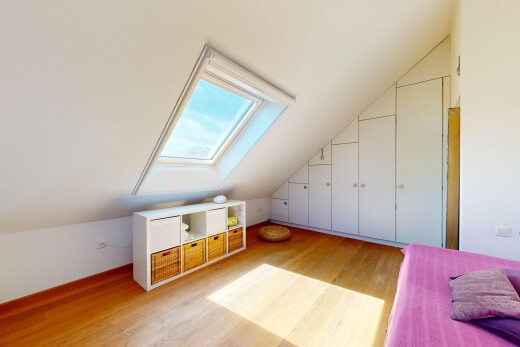 zimmer / schlafzimmer mit zusätzliches zimmer, dachschräge, vaulted ceiling, niedrige decke, und low ceiling