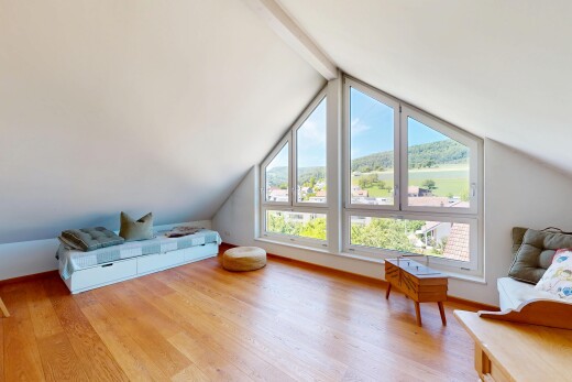 wohnzimmer mit zusätzliches zimmer, day time, inside property, dachschräge, und vaulted ceiling