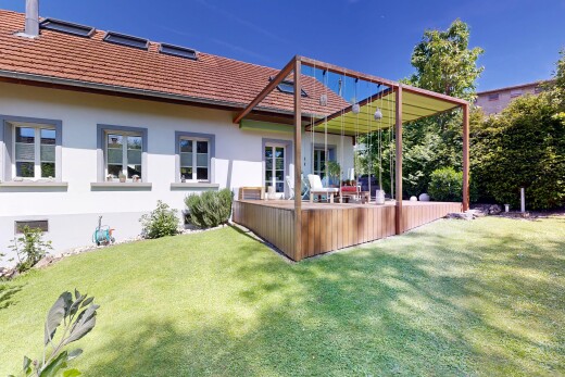 außenansicht mit property visible, deck, rasen, day time, und stuckverkleidung