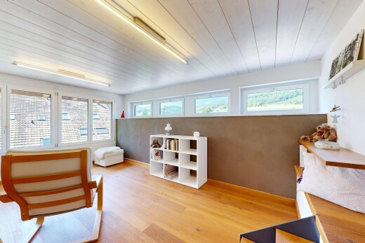 büro mit wood ceiling, holzdecke, inside property, natural light, und natürliches licht