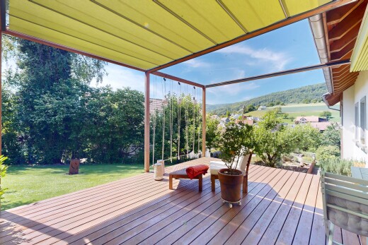 terrasse mit from property, deck, rasen, und day time