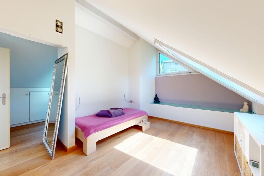 zimmer / schlafzimmer mit holzfußboden, wood finish floor, dachschräge, vaulted ceiling, und gipskartonwand
