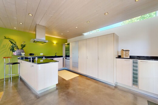 küche mit dark countertops, arbeitsplatten, drywall, gipskartonwand, und kitchen peninsula