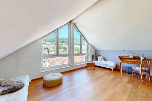zimmer / schlafzimmer mit zusätzliches zimmer, day time, inside property, holzfußboden, und wood finish floor
