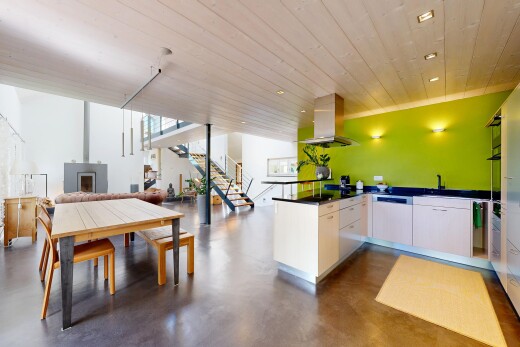 küche mit finished concrete floor, öffnet sich zum wohnraum, opens to living area, arbeitsplatten, und dark countertops