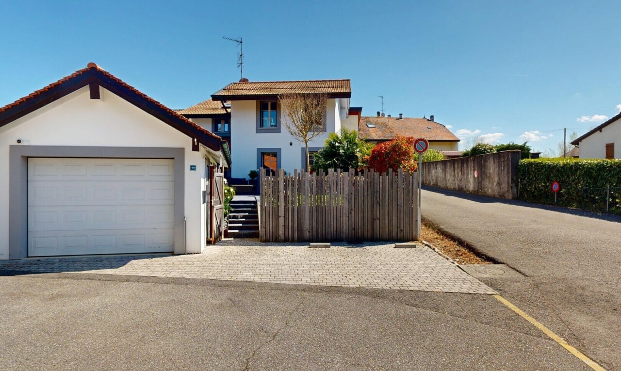 view of property featuring stucco siding, driveway, and a garage