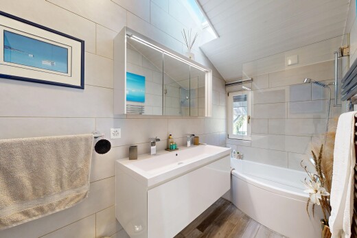 salle de bains avec mur en carrelage, tile wall, salle de bain complète, miroir, et lavabo (ou coiffeuse selon le contexte)