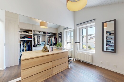 dressing avec sol en finition bois, wood finish floor, dark floor, radiateur, et plafond voûté