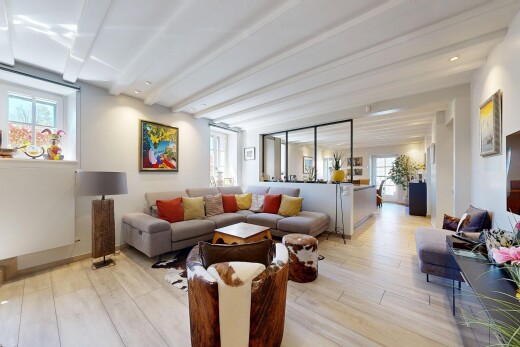 salon avec inside property, wood finish floor, sol en finition bois, drywall, et cloison sèche