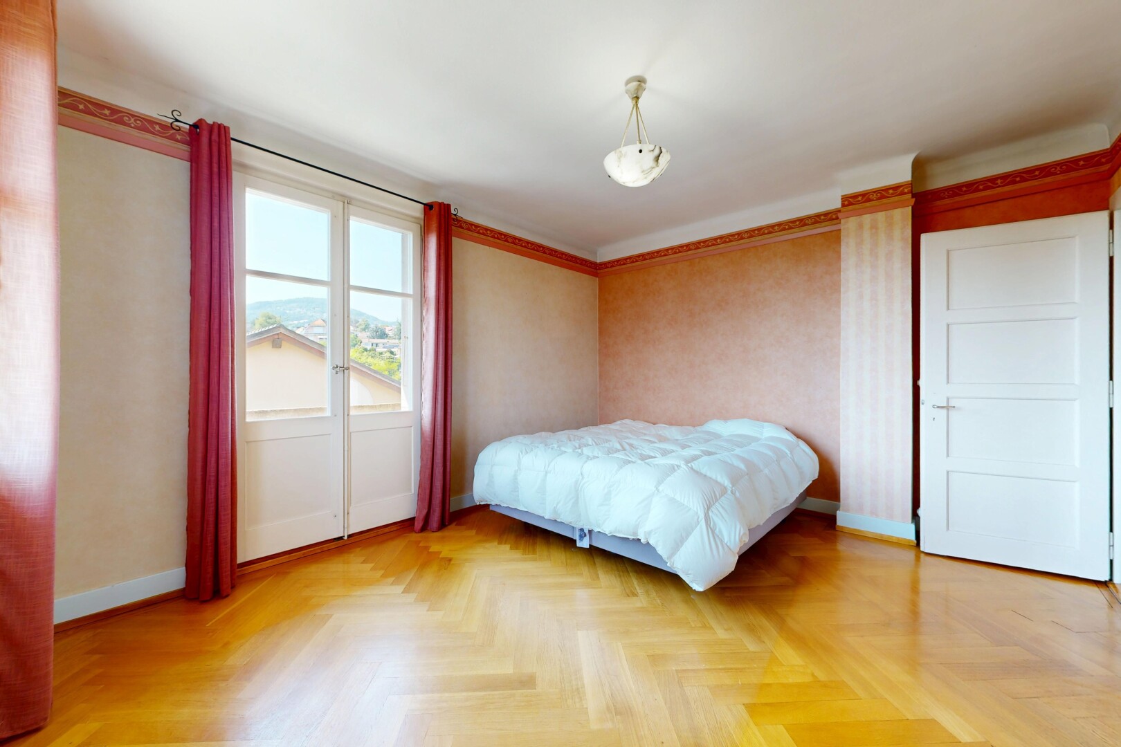 zimmer / schlafzimmer mit inside property, holzfußboden, wood finish floor, parquet floor, und natürliches licht
