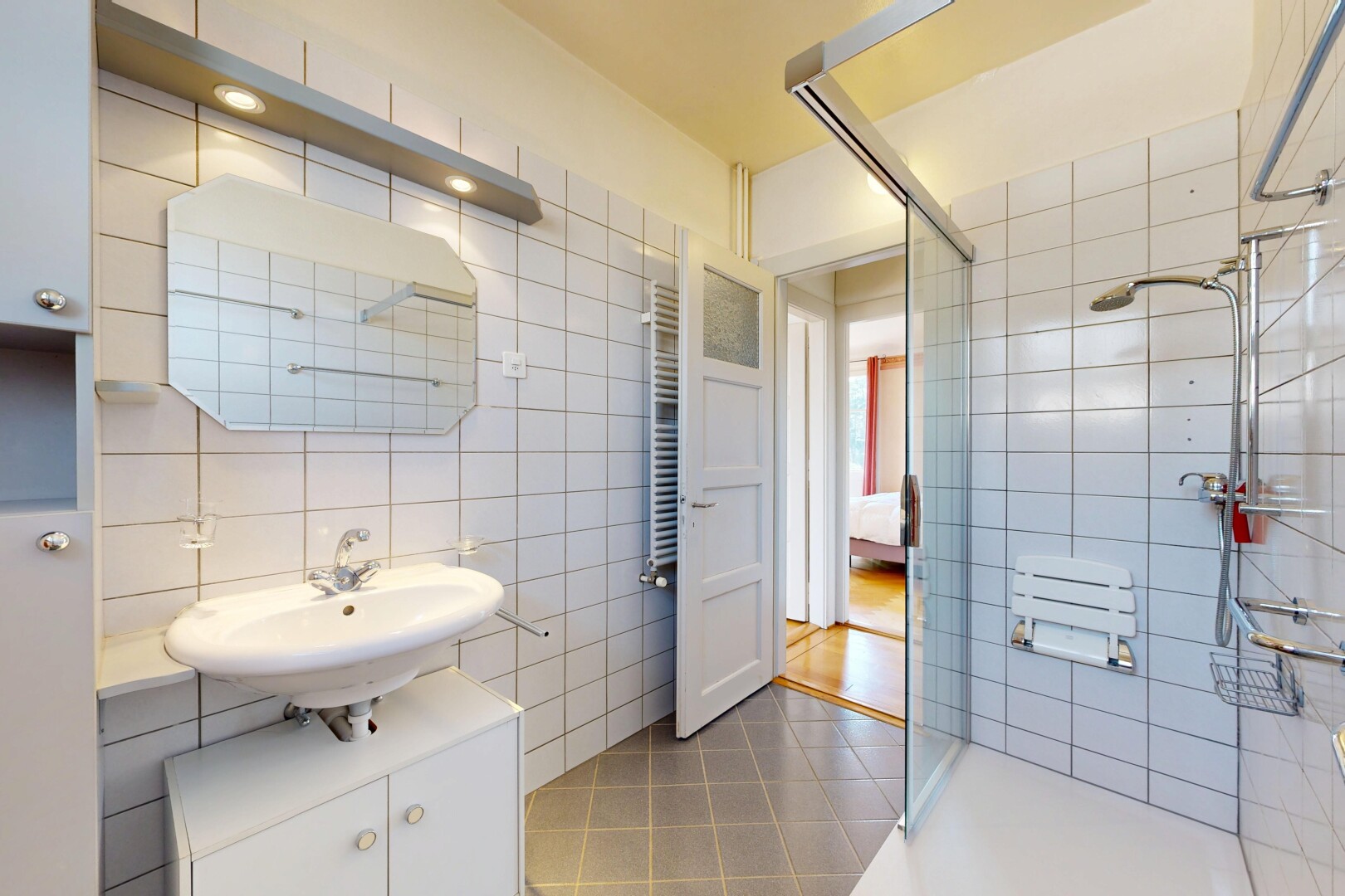 bad mit handtuchwärmer, spiegel, dusche, komplettes badezimmer, und fliesenboden