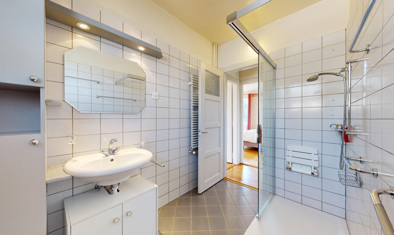 bad mit handtuchwärmer, spiegel, dusche, komplettes badezimmer, und fliesenboden
