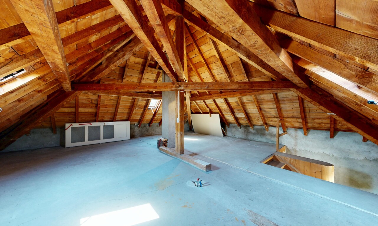 leerer raum mit inside property, kathedralendecke, cathedral ceiling, dachschräge, und vaulted ceiling