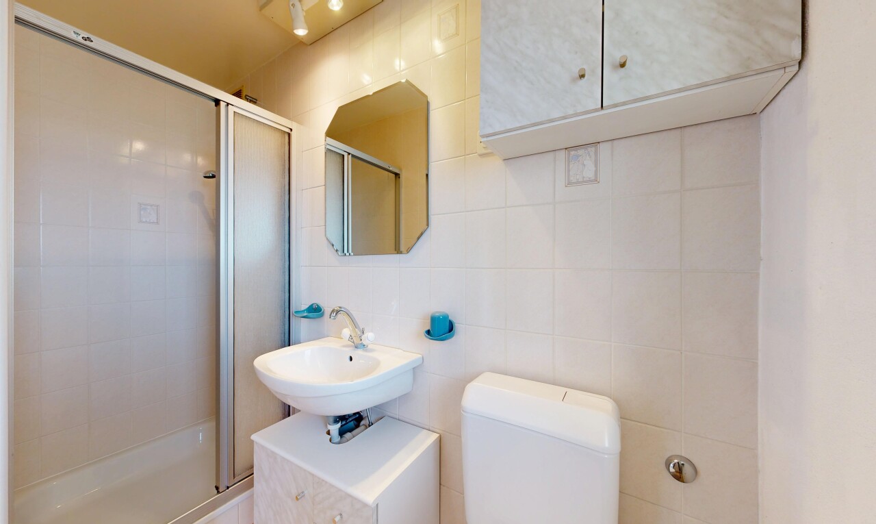 bad mit spiegel, komplettes badezimmer, dusche, inside property, und fliesenwand