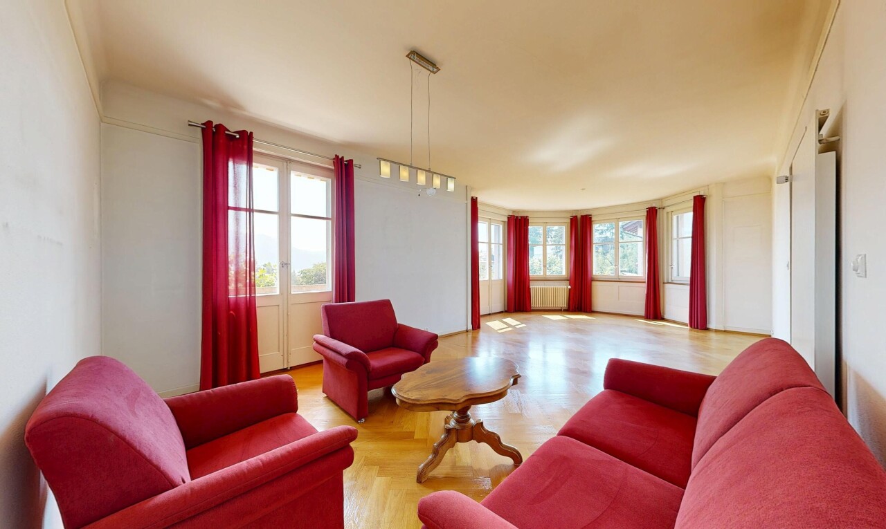 wohnzimmer mit inside property, gipskartonwand, drywall, holzfußboden, und wood finish floor