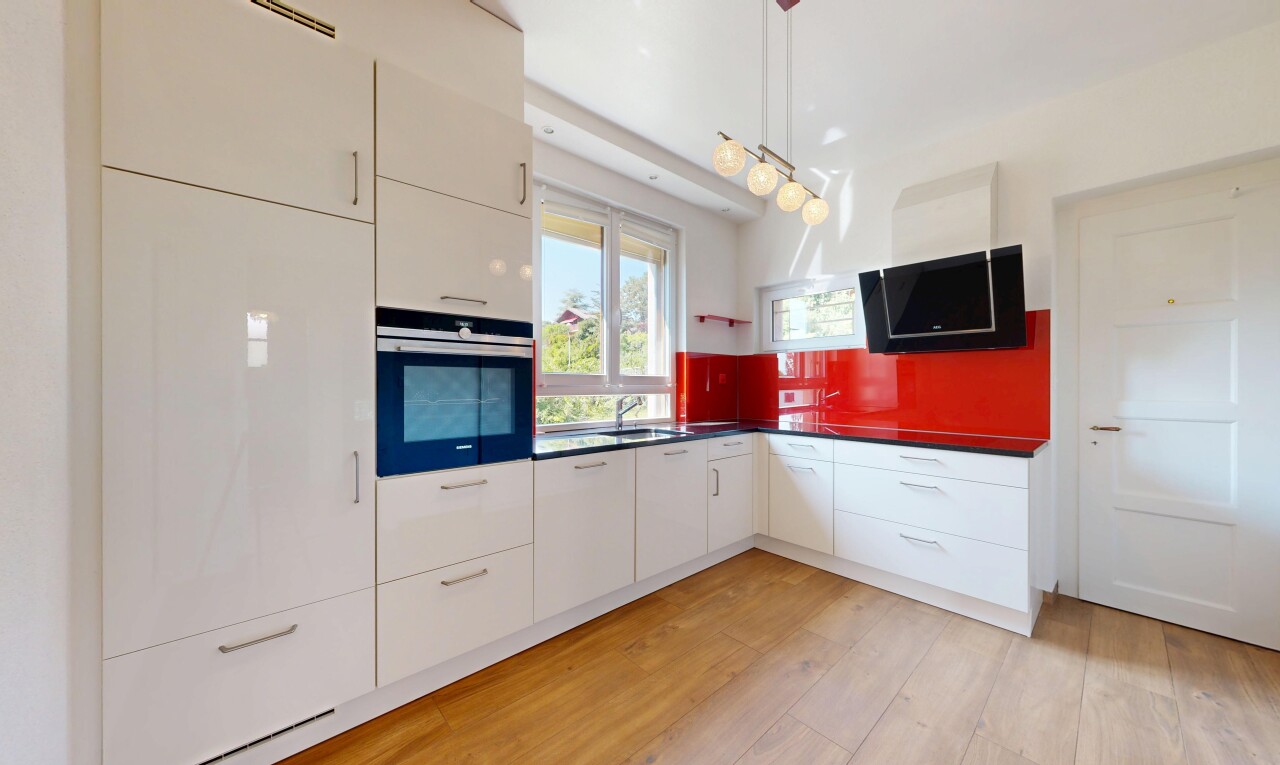 küche mit ofen, light floor, arbeitsplatten, dark countertops, und inside property