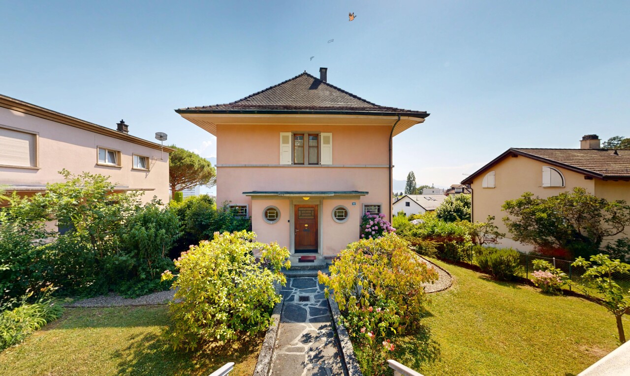 außenansicht mit rasen, property visible, stuckverkleidung, und day time