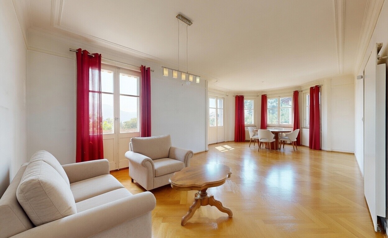 wohnzimmer mit inside property, gipskartonwand, drywall, holzfußboden, und wood finish floor
