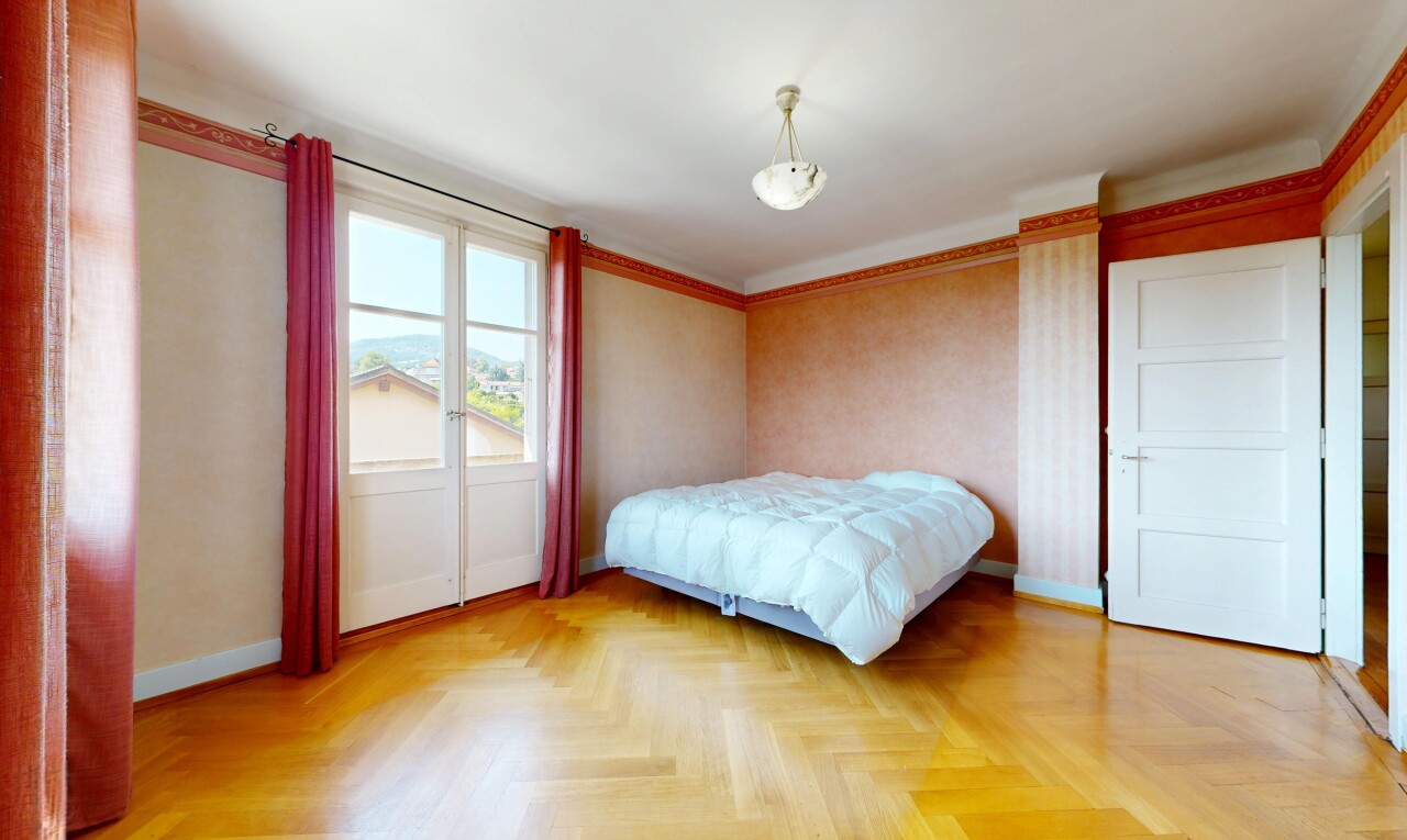 zimmer / schlafzimmer mit inside property, holzfußboden, wood finish floor, parquet floor, und natürliches licht