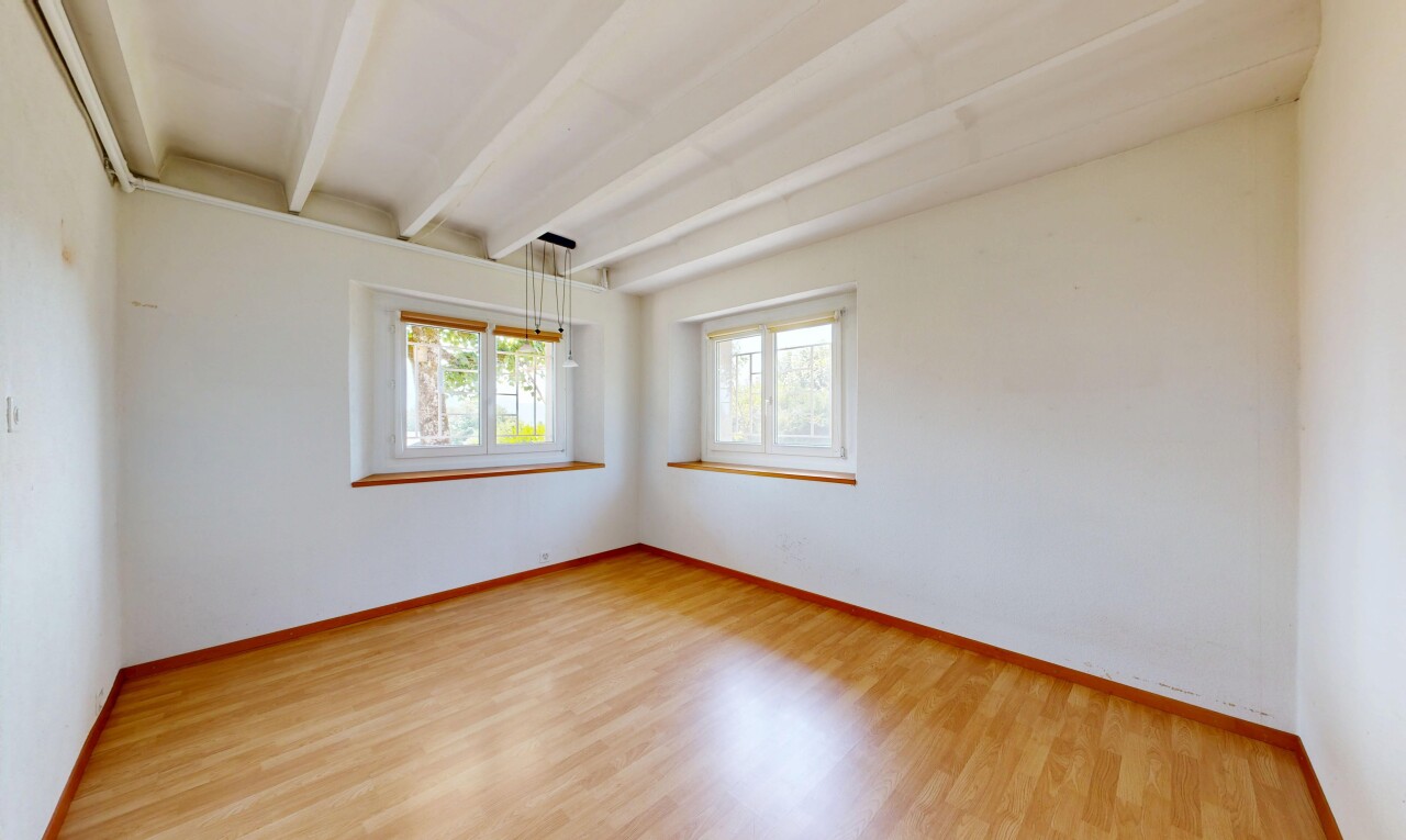 leerer raum mit holzfußboden, wood finish floor, balkendecke, beamed ceiling, und gipskartonwand