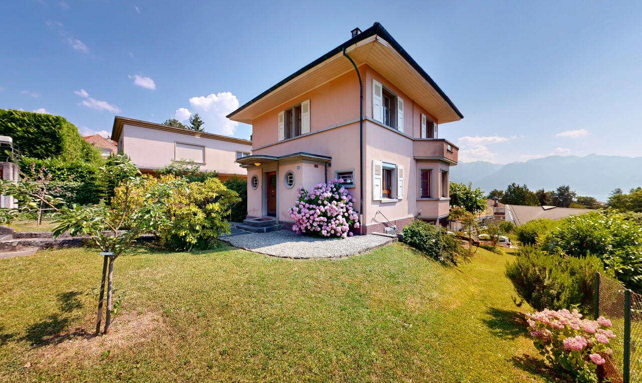 außenansicht mit rasen, property visible, day time, stuckverkleidung, und vortreppe
