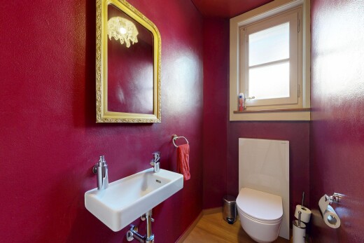 salle de bains avec toilette, évier, inside property, sol en finition bois, et wood finish floor