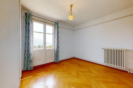 pièce vide avec cloison sèche, drywall, parquet floor, sol en finition bois, et wood finish floor