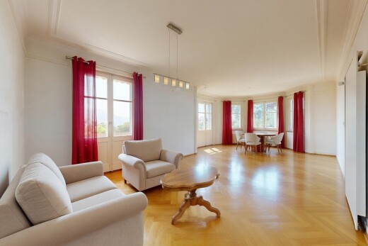 wohnzimmer mit inside property, gipskartonwand, drywall, holzfußboden, und wood finish floor