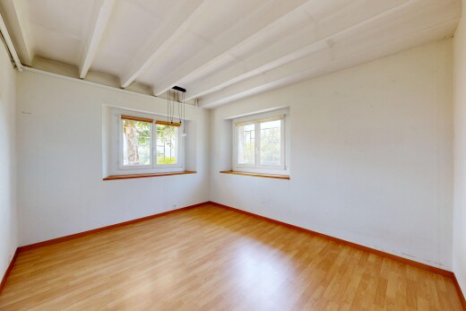 leerer raum mit holzfußboden, wood finish floor, balkendecke, beamed ceiling, und gipskartonwand