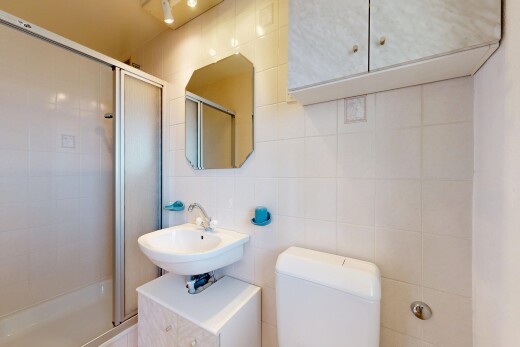 salle de bains avec miroir, salle de bain complète, douche, inside property, et mur en carrelage