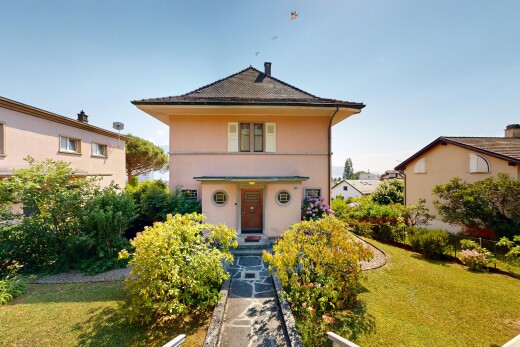 außenansicht mit rasen, property visible, stuckverkleidung, und day time